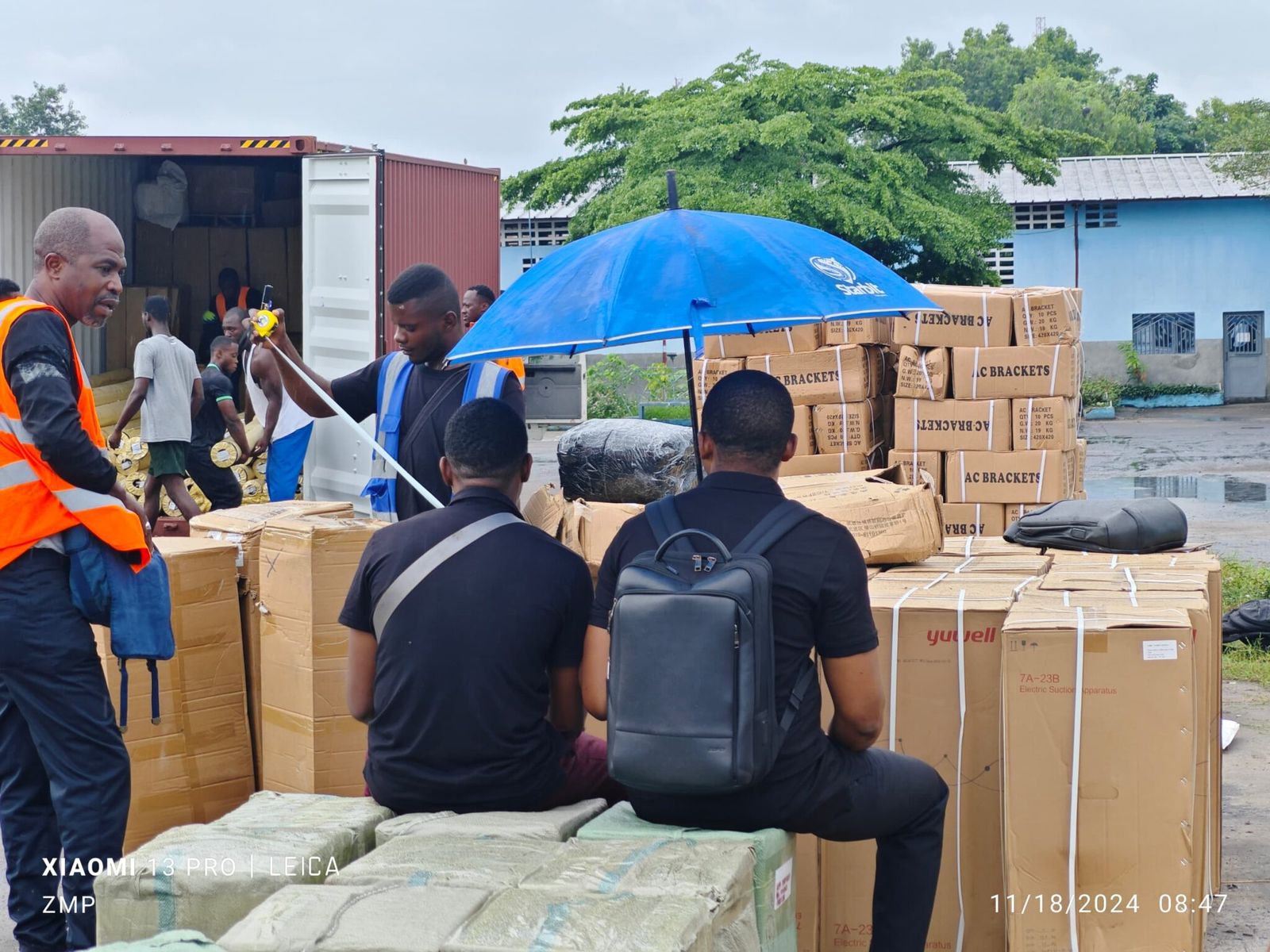 Déchargement d'un conteneur Starbit à Kinshasa