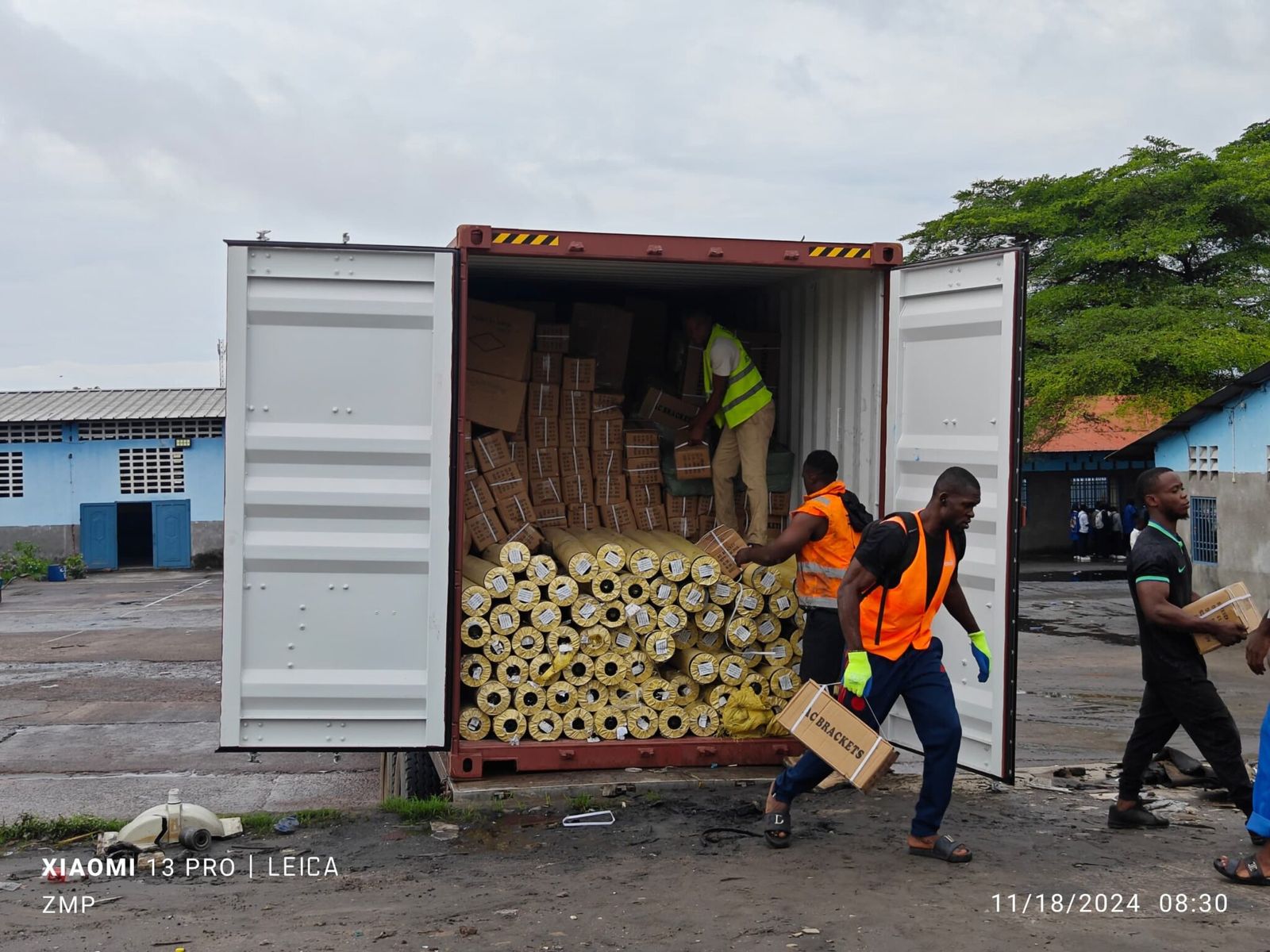 Déchargement d'un conteneur Starbit à Kinshasa